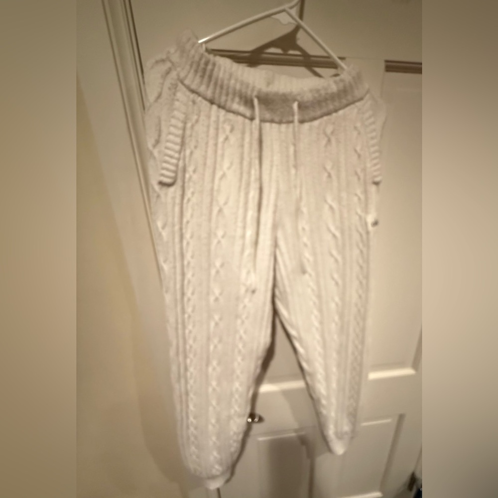 Alo Yoga Cable Knit Winter Bliss Pant in Ivory Sweater Pants Small